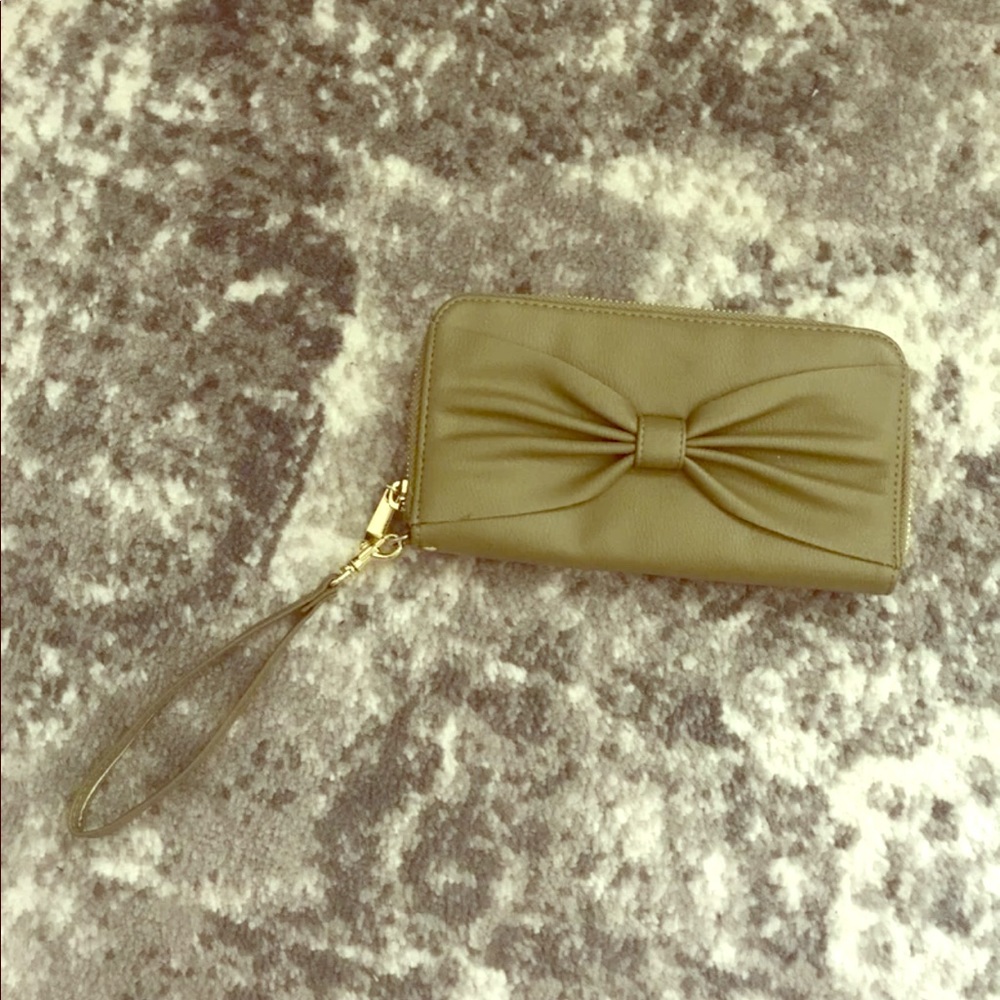 Green wristlet